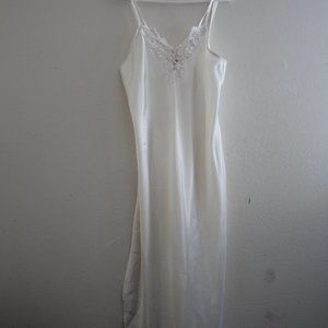 Cinema Eoile white silky night gown size medium